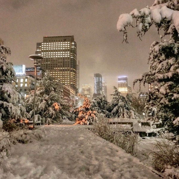 The chilly white snow blankets the Hudson River Park Tribeca Boardwalk putting Frozen to shame. Image by Park visitor @brett28b